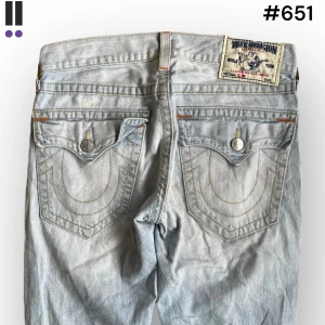 true religion 651 jeans - True Religion jeans i model Slim  💜 Tag 30W 💜Midja (rakt över) 42cm 💜 Innerben 80cm 💜 Ytterben 110cm 💜 Benöppning 18cm 💜 Smutsiga på rumpan. 💜Våra mått blir W=33 och L=31 💜 Men jämför alltid måtten med dina bästa jeans💜 651