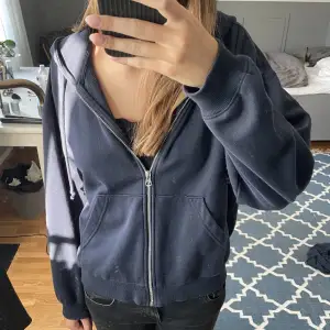 Säljer denna super sköna zip-hoodie från Weekday! Den är använd max 4 gånger och är i nyskick, den passar perfekt att ha både hemma och över tex. Ett linne eller en t-shirt till skolan eller andra aktiviteter! 