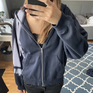 Zip-hoodie från Weekday  - Säljer denna super sköna zip-hoodie från Weekday! Den är använd max 4 gånger och är i nyskick, den passar perfekt att ha både hemma och över tex. Ett linne eller en t-shirt till skolan eller andra aktiviteter! 