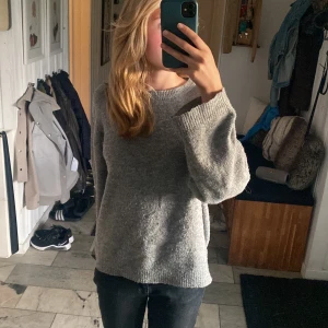 Grå stickad tröja - Säljer denna supersköna gråa stickade tröjan från lager 157, andvänd några gånger förra året men inte andvänd sedan dess, bra skick 