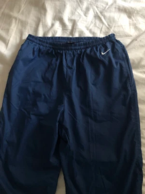 Nike track pants  - Vintage Nike byxor som är i bra kondition. Storlek M.