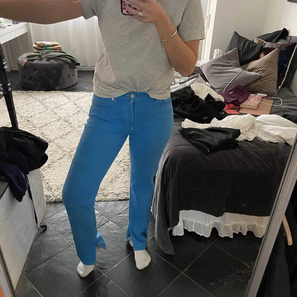Säljer mina blåa Ganni jeans med slits och vita sömmar. Jeansen är i storlek 29 (S/M) och knappt använda. Nypris: 2195kr  . Jeans & Byxor.