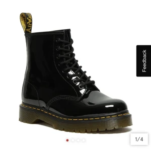 Dr. martens  - Supersnygga glansiga dr martens som tyvärr inte kommer till användning längre. Köpta för 2100kr. Skorna är använda ett fåtal gånger men har blivit lite repiga längst fram. Priset kan diskuteras vid snabb affär!