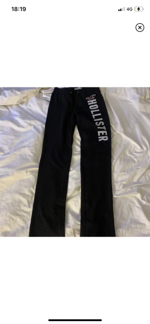 Mjukisbyxor hollister  - Miswaist mjukisbyxor från hollister köpta på deras egna hemsida. Fint skick.🫶🏼 dom säljs inte längre 