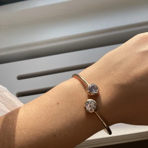Caroline Svedbom liknande armband - Guldigt armband med två silvriga stenar i mycket bra skick, använt fåtal gånger🌟Liknar Caroline Svedbom armbanden🩷