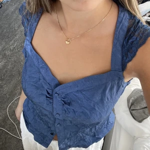 blå blus - blå blus köpt second hand. en av knapparna sitter lite löst och skulle behöva sys på, därav priset. annars är den i fint skick! 💓💗