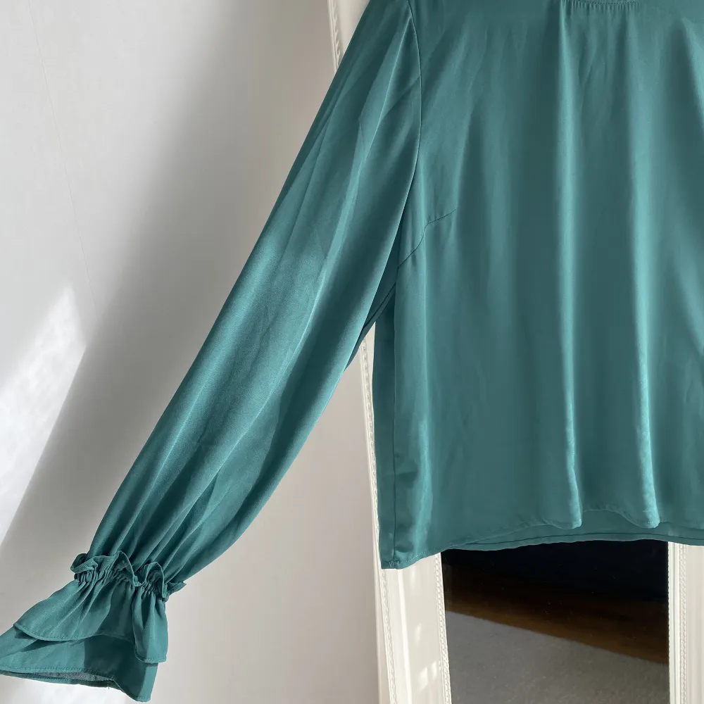 Jättefin blus från Gina tricot i bra skick! Den är mer klargrön i verkligen, var svårt att få fram rätt färg på bilden!💚. Blusar.
