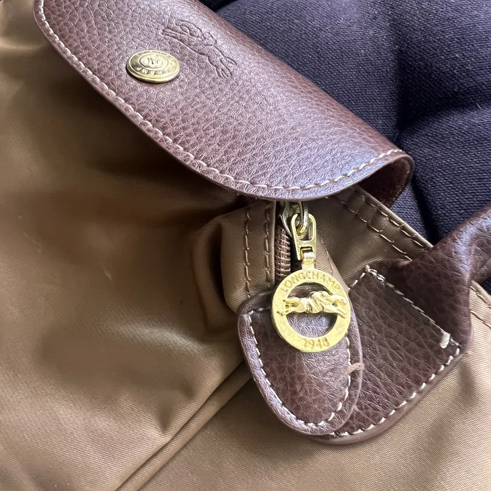 Longchamp väska inköpt på Lundbergs i Borås. Använd ett fåtal gånger, nyskick. Motsvarar Large i size men med medelstora handtag. Nypris 1300:- . Väskor.