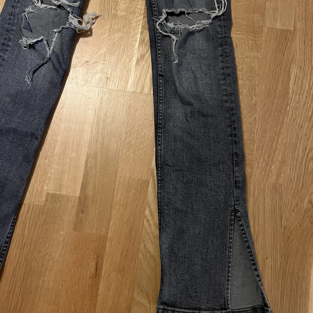Grå raka jeans med slitningar från Zara. Jeans & Byxor.