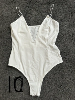 Vita bodies - Säljer massa olika bodies från SHEIN, alla är i storlek S, säljer de för att de inte kommer till användning. EJ ANVÄNDA 50kr/st