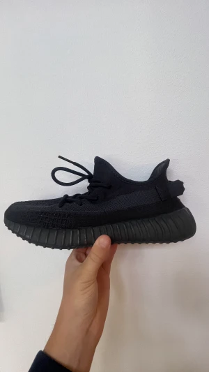 Yeezy 350 v2 Onyx - Använd 1 gång Box och kvitto finns Direkt från adidas
