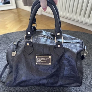 Väska - Marc jackobs väska jag hitta här på Plick, jag säljer på grund av att det inte är min stil. Lånade bilder kom privat för egna ❤️kan också byta mot marianilsdotter smycken och andra väskor🥰