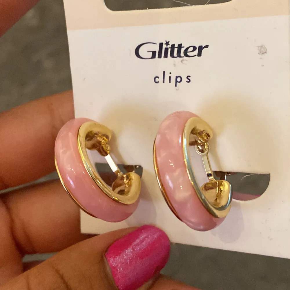 Rosa örhängen clips som man sätter på örat. Inköpt i glitter med originalpriset 129, jag säljer för 40kr!. De är inte använda och därmed i nyskick. Kontakta vid frågor!🩷. Accessoarer.