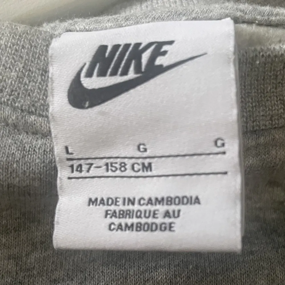 Säljer min Nike sweatshirt skick 9/10 använt fåtal gånger men är för liten nu. Ny pris 600. Hoodies.