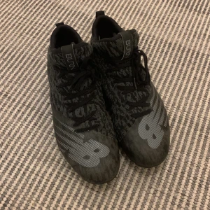 New balance fotbollsskor - Inget fel med skorna. Dom är som nya.