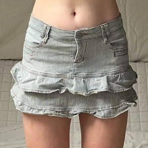 Miniskirt - Midja: 74cm✨Längd: 28cm✨Söt kjol i storlek 40💙Obs! Små gulnader i tyget som knappt syns❤️