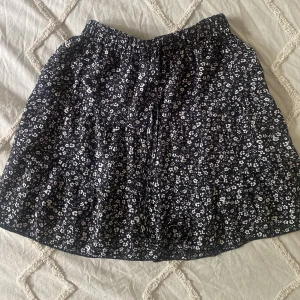 Kjol - Söt kjol med blommor. Storlek 38 men enligt mig liten i storleken så motsvarar mer en S. 