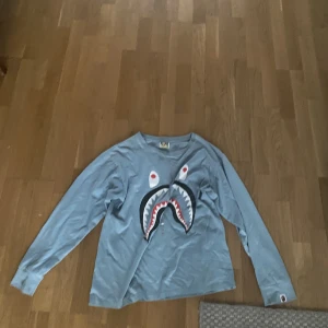 Ljus blå lång tröja med t- shirt material  - Bra skick, säljer eftersom den inte passar min stil, storlek M men är lite krympt, priset kan diskuteras, kontakta mig via dm för fler bilder. 