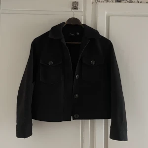 Svart kort kappa - Jättefin kappa från vero Moda som tyvärr inte kommer till användning längre. Perfekt till höst och vår 🤗