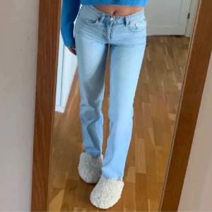 Mid/low waist jeans från zara, sitter  väldigt fint på! ny skick men använder inte, ny pris 359kr🩵