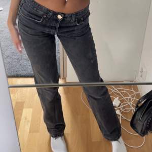 Ett par superfina Zara jeans i färgen svart, men lite åt de gråa hållet. Det är ett par mid rise jeans men ser ut som low waist jeans också! 