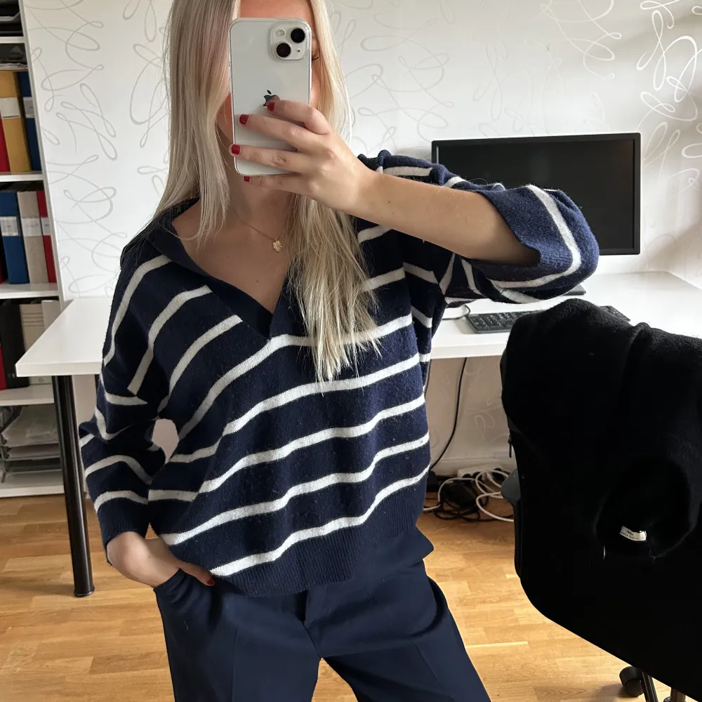 Marinblå tröja från hm med trekvarts armar. Storlek S❤️❤️. Tröjor & Koftor.