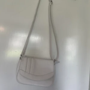 Väska - En gullig väska med 4 fack, använt skick 