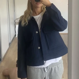 Jacka från Espirit - Jacka från Espirit, köpt förra vintern använd typ 3 ggr. Står storlek L men är mer som en S. Andra bilden är lånad 💙💙💙 Köpt för 699, säljer en till liknande. Saknar en knapp längst ner men syns inte och påverkar inte användningen