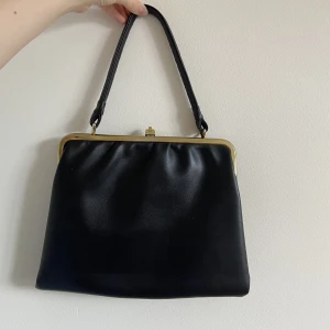 vintage väska - jättefin svart vintage väska. i bra skick <3 har även en ficka på insidan. skriv ifall ni vill ha mått, fler bilder eller har några frågor <3