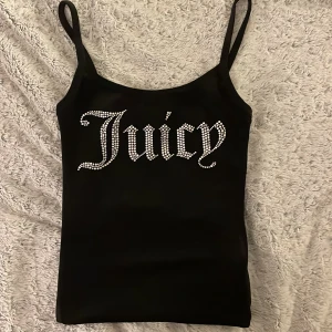 Juicy couture linne  - Skit fint juicy couture linne. Precis köpt den men råka beställa fel storlek därför säljer jag den nu. Priset kan diskuteras självklart. 
