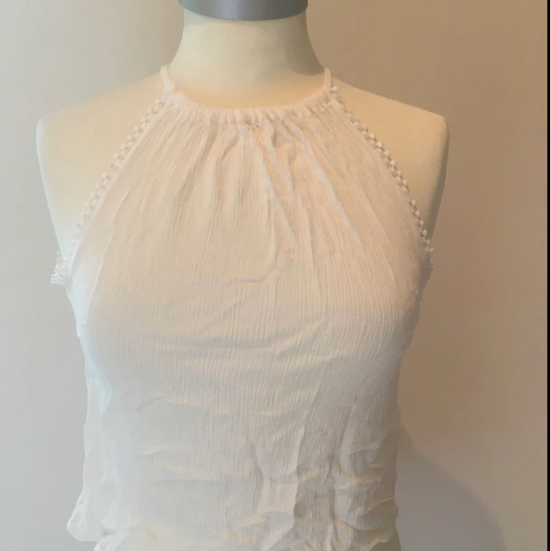 Topp i vitt med detaljer