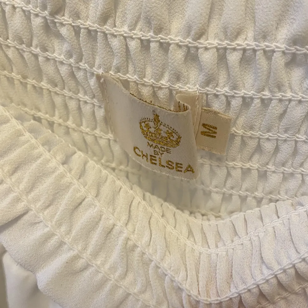 En vit volangkjol från Chelsea i fint skick utan några fläckar eller hål och endast använd ett fåtal gånger har legat i min garderob i flera månader. Kjolar.