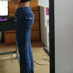 Utsvängda jeans med knappfickor - Använd några gånger och lite slitna längst ned (skriv för bilder) men annars i bra skick, älskar dessa jeans men dom passar inte mig längre så därför måste jag sälja dom, skriv för mer info/bilder❤❤