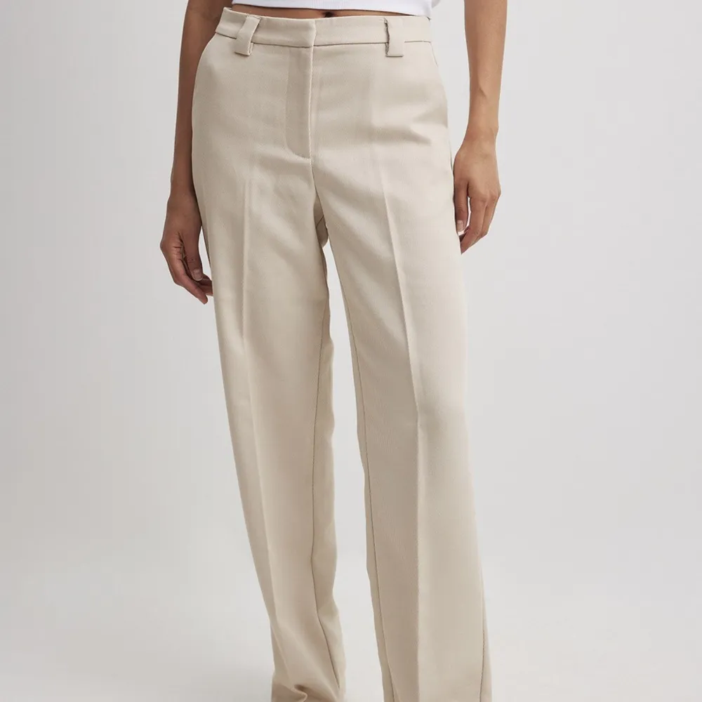 Superfina kostymbyxor i twill från na-kd, beiga storlek 34/xs. I toppenskick🩷 Säljer även likadana i svart🩷. Jeans & Byxor.