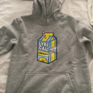 Lyrical lemonade hoddie  - Använd 1 gång skick 10/10
