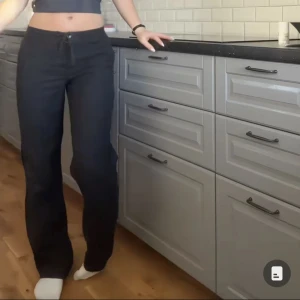 Svarta linnebyxor - Säljer dessa jättefina linnebyxor från bonprix. Dem är helt oanvända, säljer då dem är för stora för mig. Dem är långa i benen och passar storlek 36-38. (Lånade bilder)