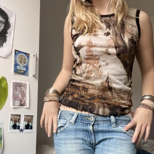 Linne med tryck - Så otroligt fint mesh linne med coolt tryck. Najs färger och det har broderade små guldpärlor i mönstret runt kvinnorna 