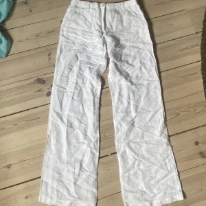 Trendiga linnebyxor, lågmidjade, vida - Vida linnebyxor, vita, fickor baktill, dragkedja. Inga defekter. Märke joy. Passar en S/M. Midjemått 80-84 cm. Längd 32’’