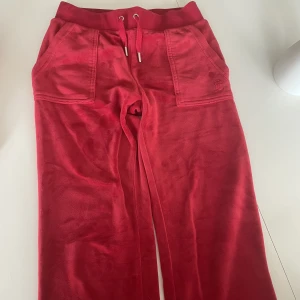 Juicy couture xs - Sparsamt använda. Fint skick. Storlek xs. Har byxor till i Xxs i annan annons. Kan ev gå ned lite i pris vid snabbt köp.