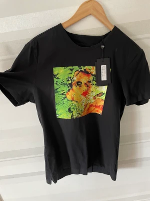 Limiatato t shirt  - Fräsch Limitato t shirt aldrig använd med tags i skickat 10/10. Box,kvitto m.m tillkommer. Priset är ej hugget i sten! Hör av er vid frågar!