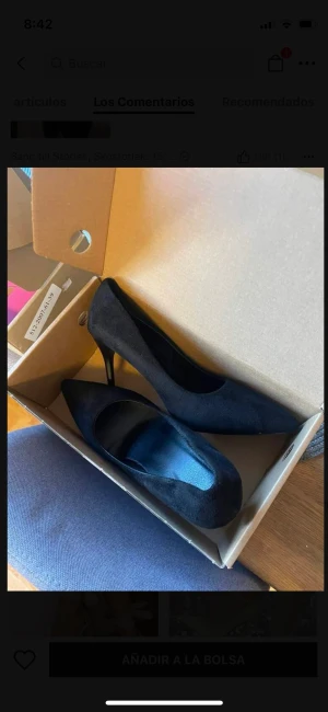 Klackskor - Säljer ett par svarta klackskor då dom är för små. Ej använda bara testade. Stl 38 men känns som 37. Köpta för 450kr säljs för 179