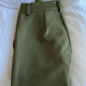 Kostymbyxor - Svin snygga kostymbyxor i mörkgrön. Flare och highwaisted. Strl 32