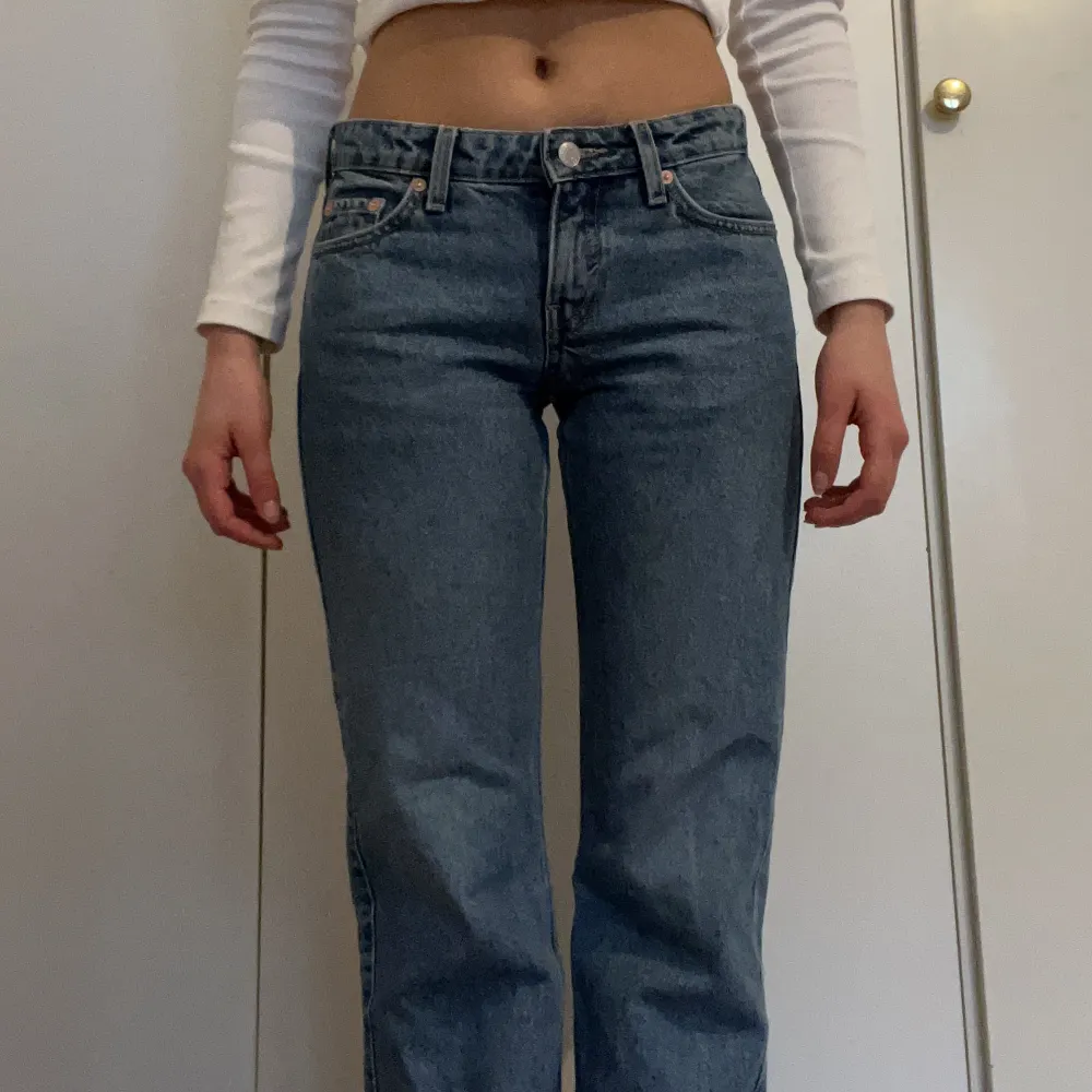 Säljer weekday arrow jeans i storlek 25/30 Passar inte mig längre:(. Jeans & Byxor.