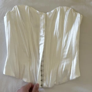 Sidenkorsett - Endast använd 1 gång, sitter på plats 🤍