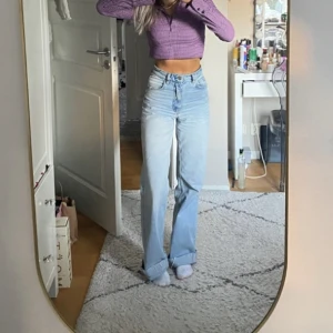 Zara-jeans - Jeans från Zara i storlek 32. Använda fåtal gånger så i bra skick! Jag är 163cm för referens och behöver vika upp dom så passar någon som är längre också💙