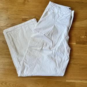 Cargo byxor ASOS  - Cargo byxor från ASOS petite storlek 34. Använd ett fåtal gånger inga märken eller defekter. 