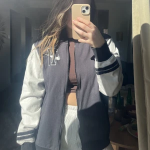 Nike jacka  - Tunnare ”jacka” i unisex modell. Köpt för 1099 och använd ett fåtal gånger. 