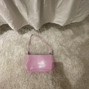 Väska  - väska🩷lite svarta märken på ena sidan, inget man ser om man har den sidan inåt, köparen står för frakten