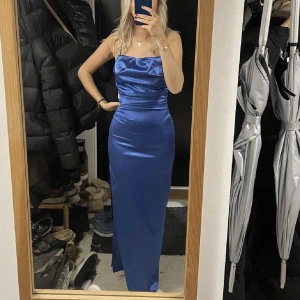 Balklänning - Balklänning fråga angel fashion, aldrig använd då jag ej gick balen🥰justerbar i ryggen så passar olika storlekar. Skriv om ni har frågor