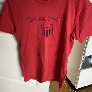Röd Gant T-shirt. Storlek 170cm men funkar som en xs,